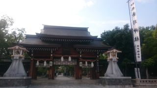 手入れの行き届いたきれいな境内