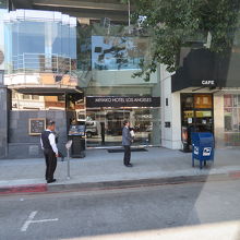 近くにはお土産やさんやモールがたくさんありました