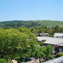 2階のテラスから若草山が見えます