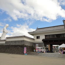 無料駐車場から外観を撮影