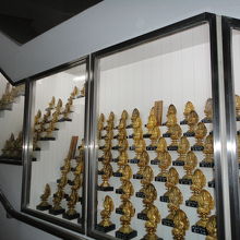 螺旋階段には小さな菩薩像がギッシリ並ぶ