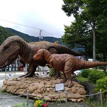 恐竜がいます