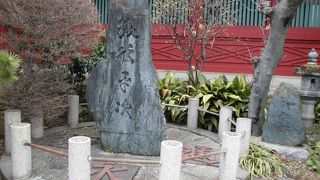 架空の人物の碑まである