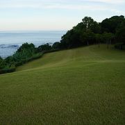 海に向かったなだらかに下っていく丘陵の上から