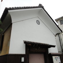 白い蔵が目立ちます
