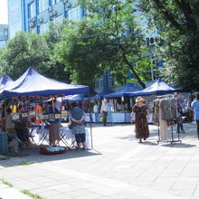 ブルーのテントを利用した露店が出ています