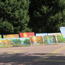 道路上で絵画が売られていました