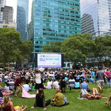 芝生に座ってBW鑑賞