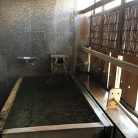 部屋付きのお風呂。結構熱めでした。