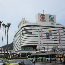 駅前の巨艦のような外観