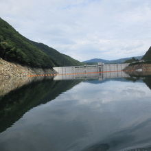 ダム湖から見たダム