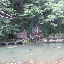 川の対岸に不動の湯、など小さな建物が見えました。