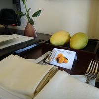 美味しいマンゴーがお部屋にあってテンションもあがります。