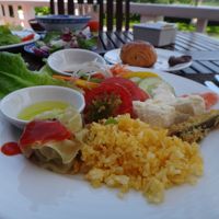 朝食はぜひ、川を眺められるテラスで。