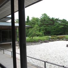 内部から庭を望む