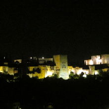 アルハンブラ宮殿の夜景を見ることができます