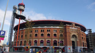 闘牛場の面影を残すショッピングモール