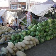 大きなバザール。地元の食材や民族衣装が買える