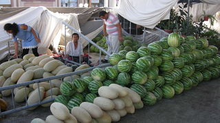 大きなバザール。地元の食材や民族衣装が買える