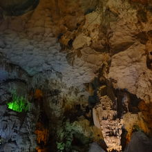 途中で立ち寄る洞窟　(歩きやすい靴をお勧めします)