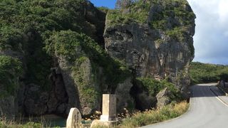 伊良部大橋近くにある大きな岩