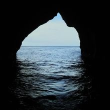 明暗の岩屋の中から見た海。途中まで入ってくれた