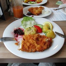 船上ランチのメイン、ヴィーナーヴィーナーシュニッツェル