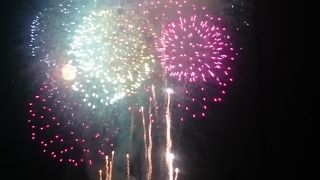 河川敷が広くて見やすい