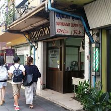 ＢＴＳトンロー駅を降りると、日本語表記の看板があります