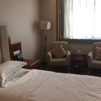 ベッドはとても硬いです。