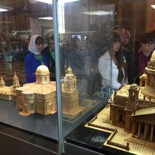 歴代の聖堂の模型です。