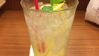 喉を潤すレモンスカッシュ