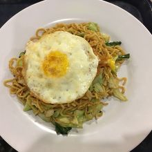 フードコートのミーゴレンです。キャベツがシャキシャキして美味