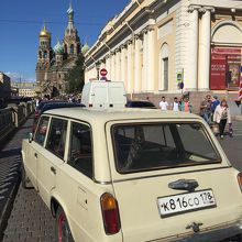 旧ソ連車と地の上の教会