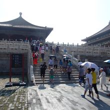 こちらの階段から建物の中へいけます