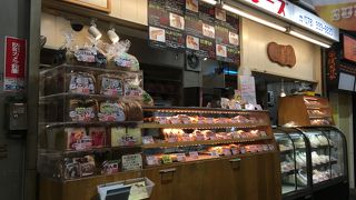 駅の高架下にあるレトロなパン屋