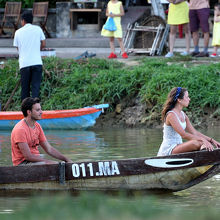 船を楽しむ観光客