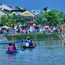 トゥポン川を楽しむ観光客