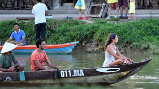 トゥポン川で灯篭流し。
