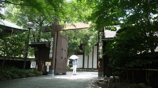 山門の近くに有るもう一つの門