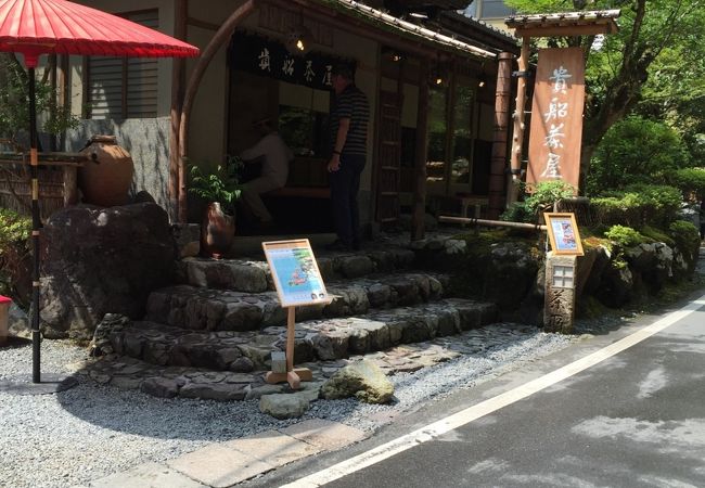 川床で味わう料理は格別