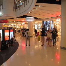 H&M (セントラルワールド店)