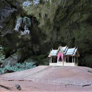 プラヤナコーン洞窟内へは階段状の厳しい山道の先に有り素晴らしい景観