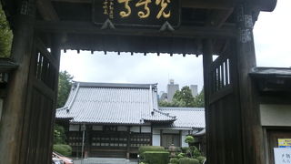 四軒寺の一つ、箪笥地蔵の伝承で知られる