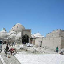 タキ・ザルガランの外観、丸屋根が特徴的。