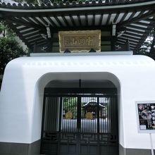 正門はサンロードに面している