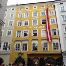 ゲトライデガッセにある黄色い建物です