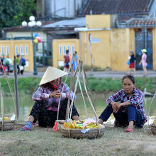 川岸で果物を売るおばさん