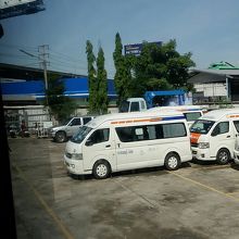 ホテルとターミナルはこのマイクロバスで移動