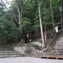 石段が観客席になります